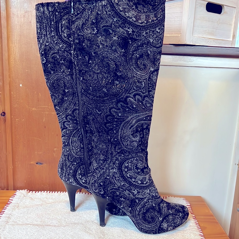 PAISLEY HELLED KNEE HIGH BOOTS.  Size 7